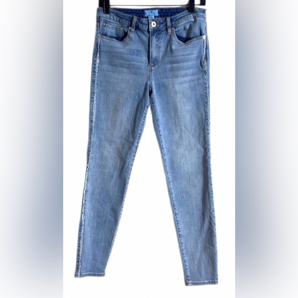 CeCe Light Wash Ankle Cropped Jeans w/Stretch, Frilly Lace Detail Size 29 / 8